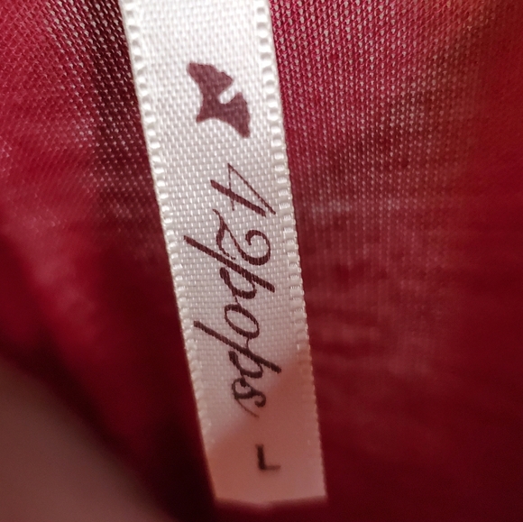 Burgundy Tunic Top w/ Gold Sequin Reindeer - Picture 4 of 5